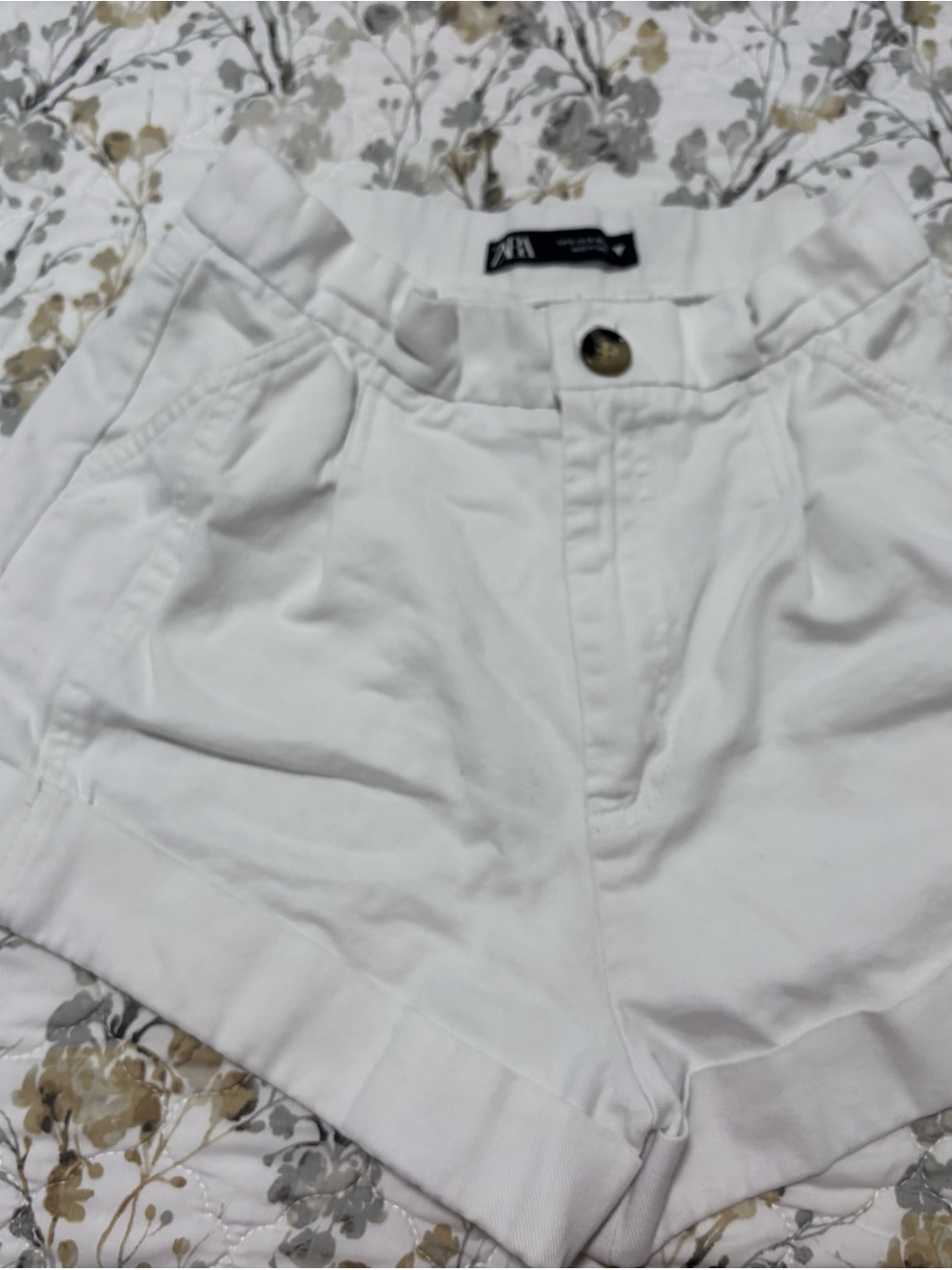 Zara White High-Waist Cuffed Women's Shorts